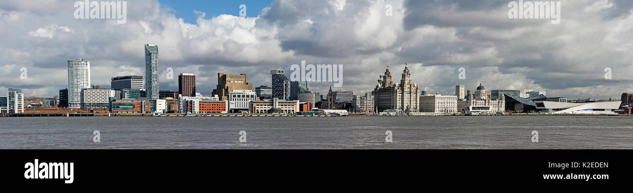 Liverpool waterfront vista panoramica guardando attraverso il fiume Mersey dal il Wirral, Merseyside Regno Unito Aprile 2013. Foto Stock