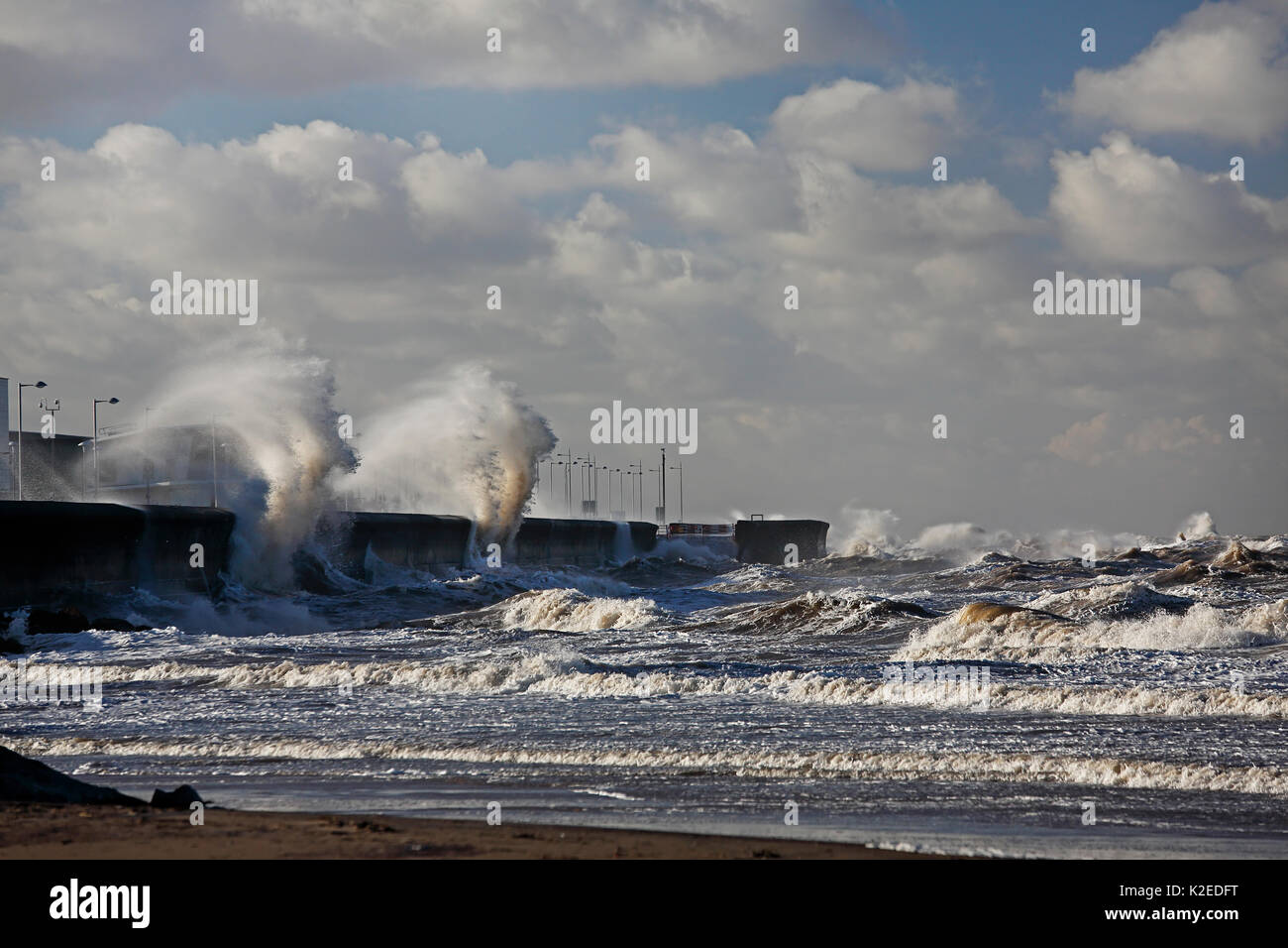 Mare tempestoso schiantarsi contro la parete del mare a New Brighton Wirral, Merseyside, Regno Unito, gennaio. Foto Stock