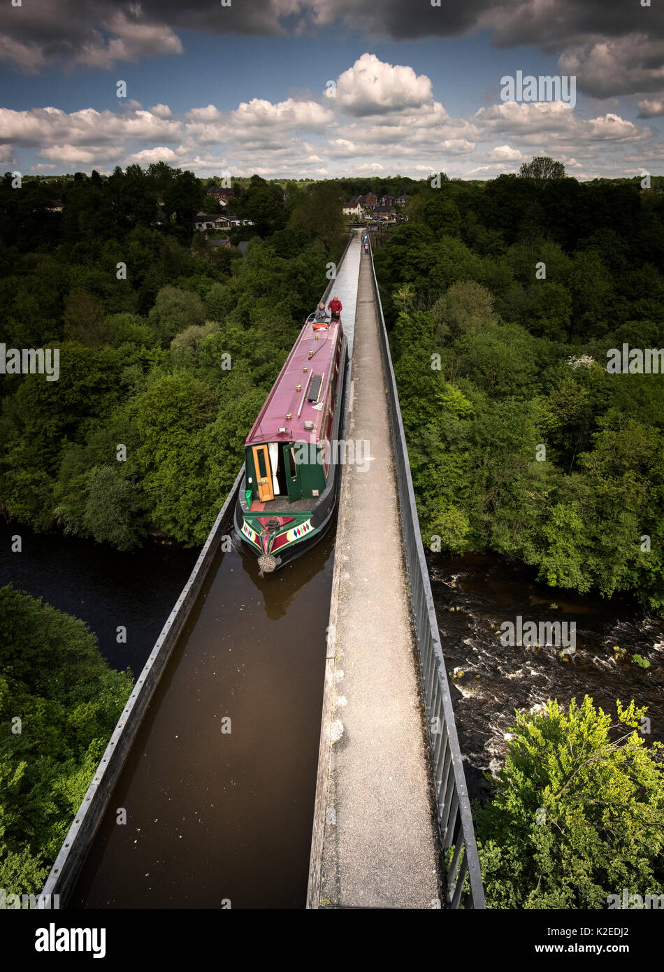 L Acquedotto Pontcysyllte porta il Llangollen Canal sul fiume Dee e la sua valle, vicino a Wrexham, Wales, Regno Unito, un sito del patrimonio mondiale. Foto Stock