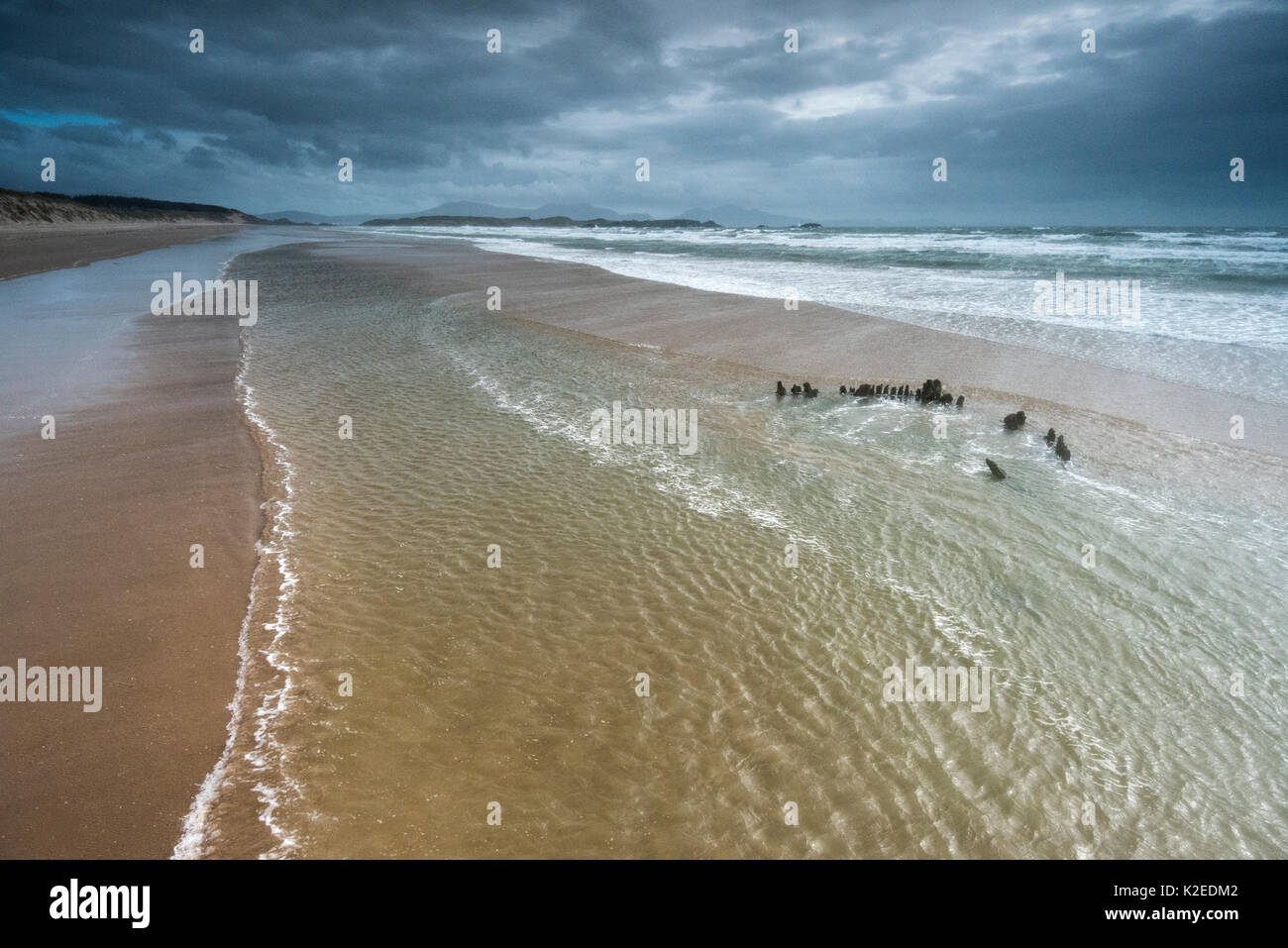 Relitto del Brig Athena esposta su una marea calante, vicino Llanddwyn Island, Newborough, Anglesey, Galles, UK, Settembre 2016 Foto Stock
