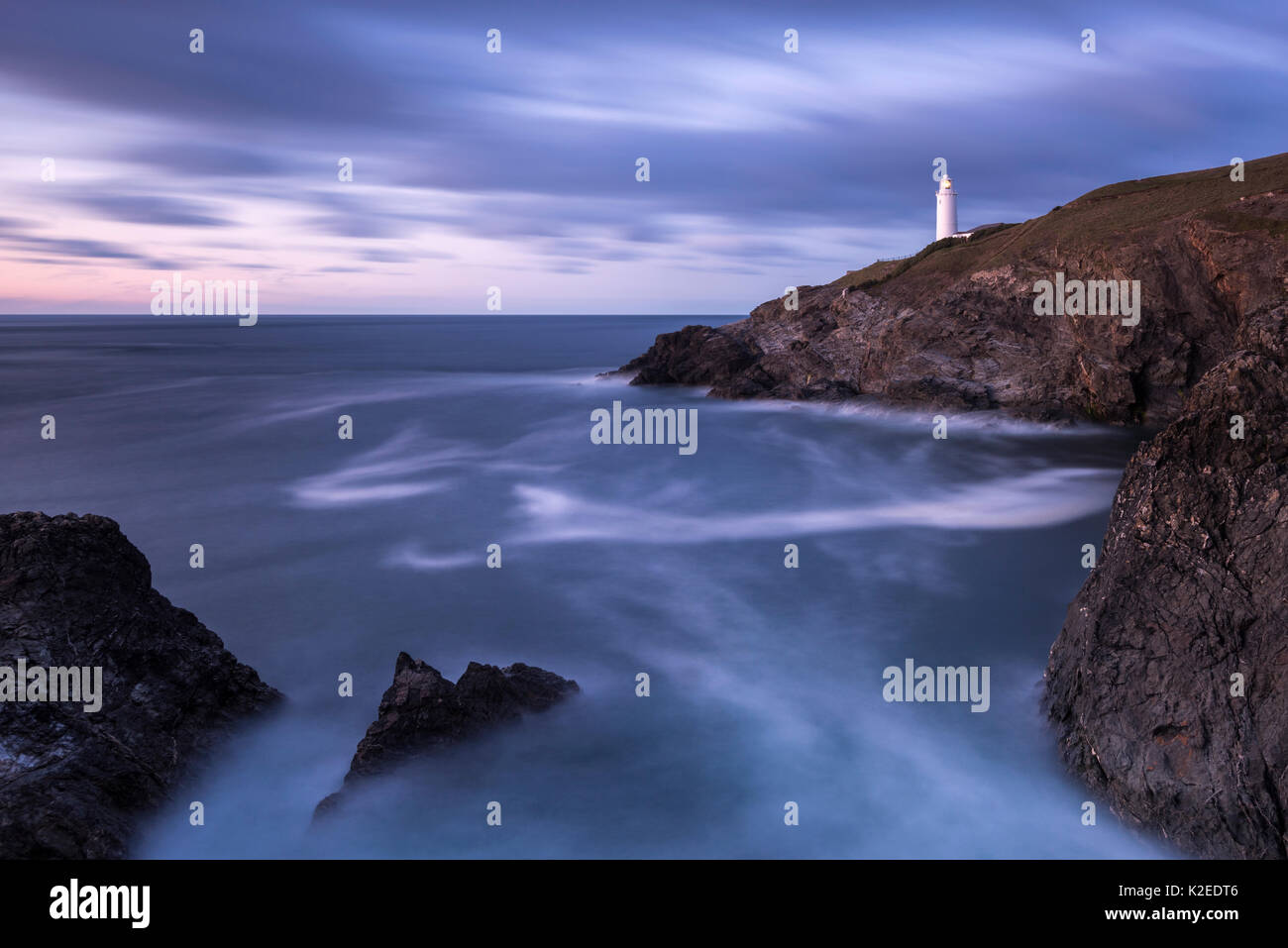 Trevose Head Lighthouse al crepuscolo, Cornwall, Inghilterra, Regno Unito. Ottobre 2015. Foto Stock