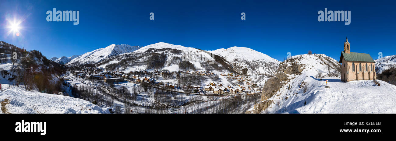 Panorama di cucitura della località sciistica di Valloire, Savoie nelle Alpi francesi. Maurienne, Francia Foto Stock
