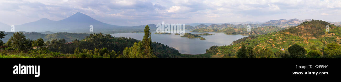 Cucito il panorama del Lago Ruhondo, un'area vulcanica vicino le montagne Virunga, Ruanda Foto Stock