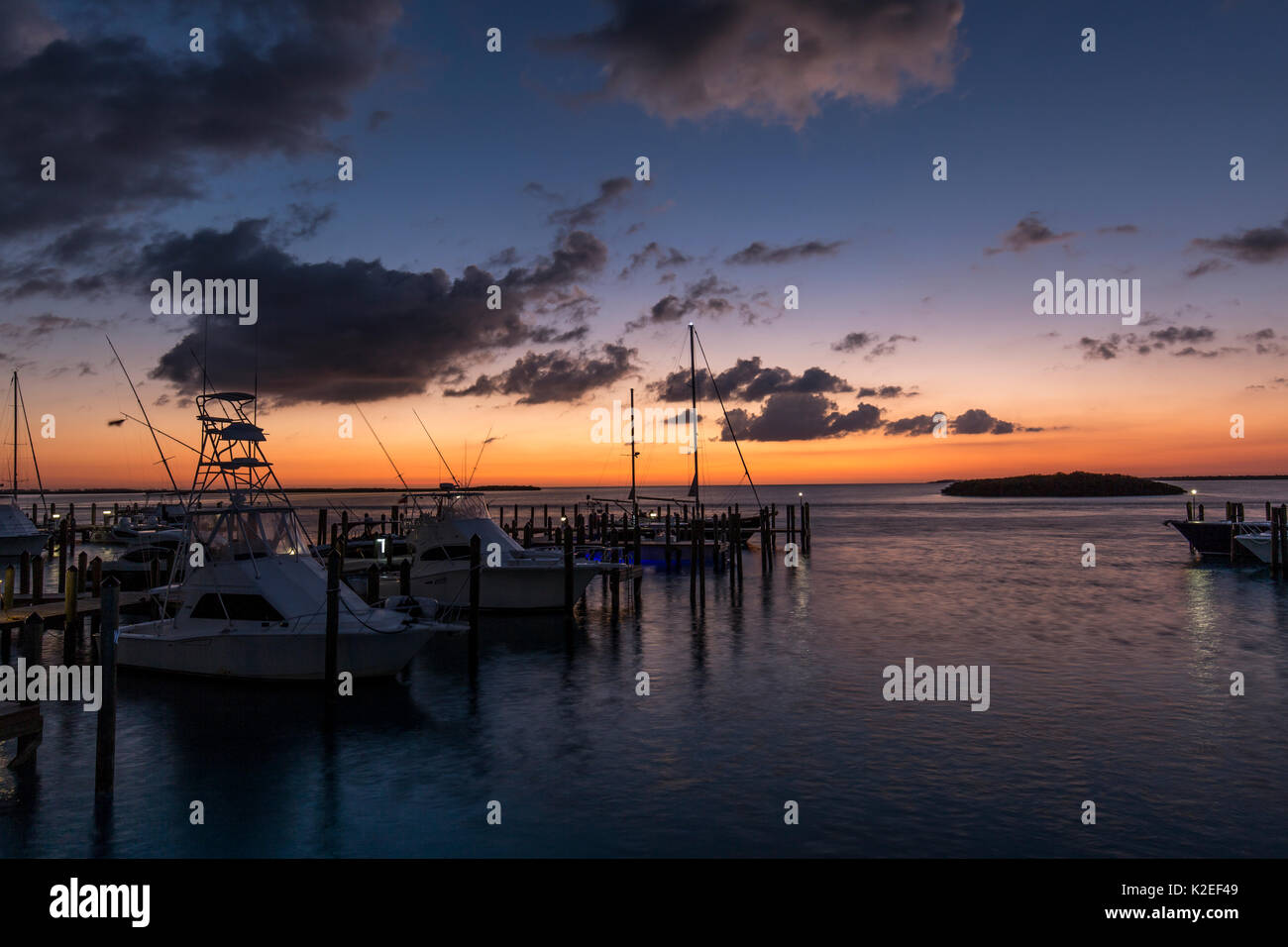 Sunrise presso la marina, South Bimini, Bahamas. Il Bahamas nazionale santuario di squalo, West Oceano Atlantico. Foto Stock