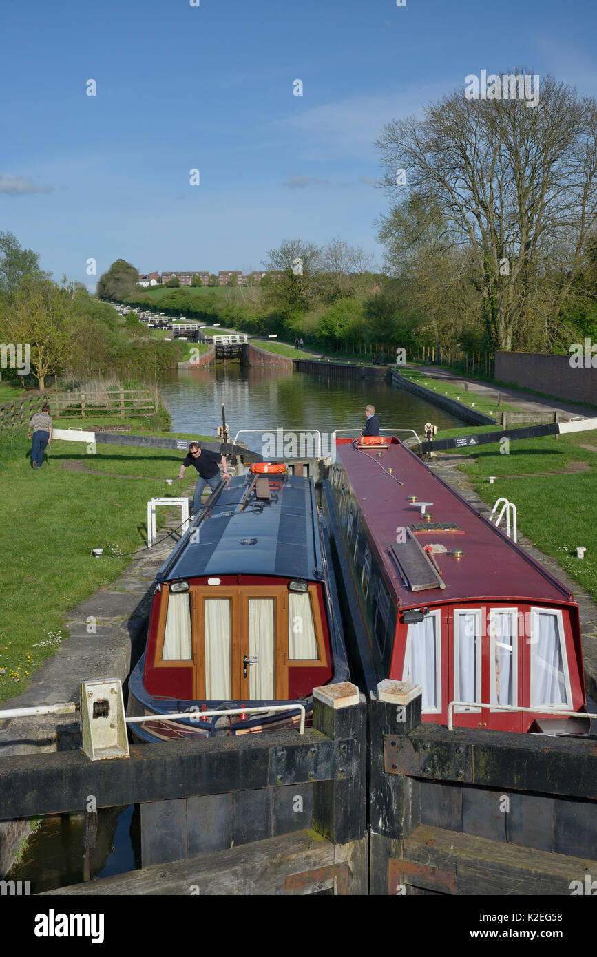 Imbarcazioni strette in un blocco sul Kennet and Avon canal, Caen Hill, Devizes, Wiltshire, Regno Unito, aprile 2014. Foto Stock