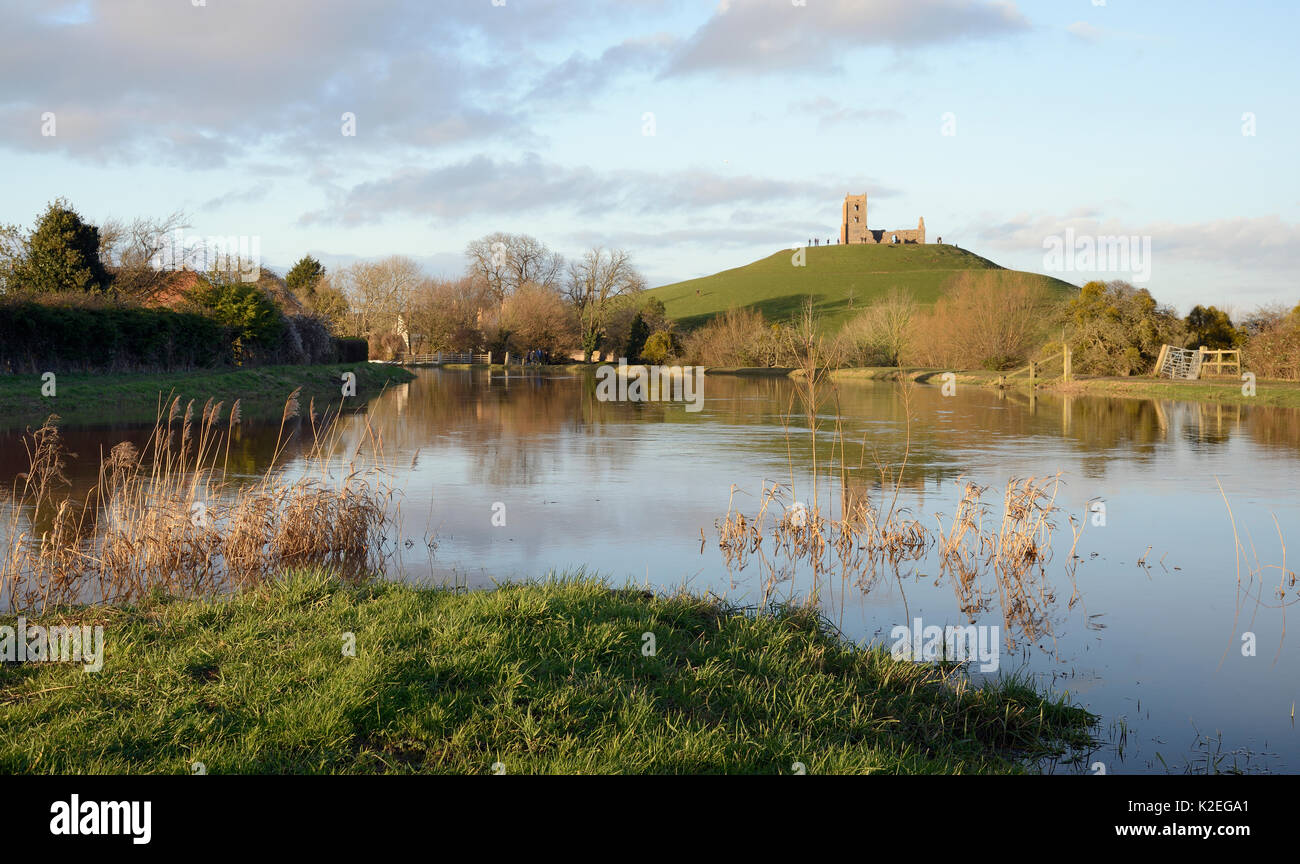 Gonfio fiume alla confluenza del Parrett nuovi membri e fiumi di tono dopo settimane di pioggia pesante, con rovina Chiesa di St. Michael a Barrow Mump hill in background, Burrowbridge, livelli di Somerset, Regno Unito, febbraio 2014. Foto Stock