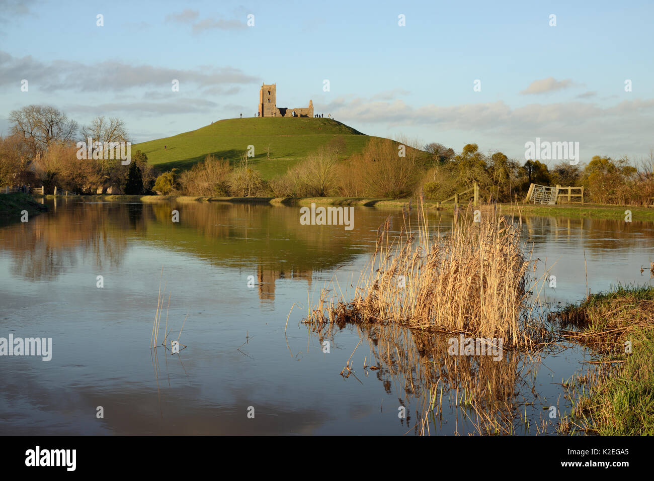 Gonfio fiume alla confluenza del Parrett nuovi membri e fiumi di tono dopo settimane di pioggia pesante, con rovina Chiesa di St. Michael a Barrow Mump hill in background, Burrowbridge, livelli di Somerset, Regno Unito, febbraio 2014. Foto Stock