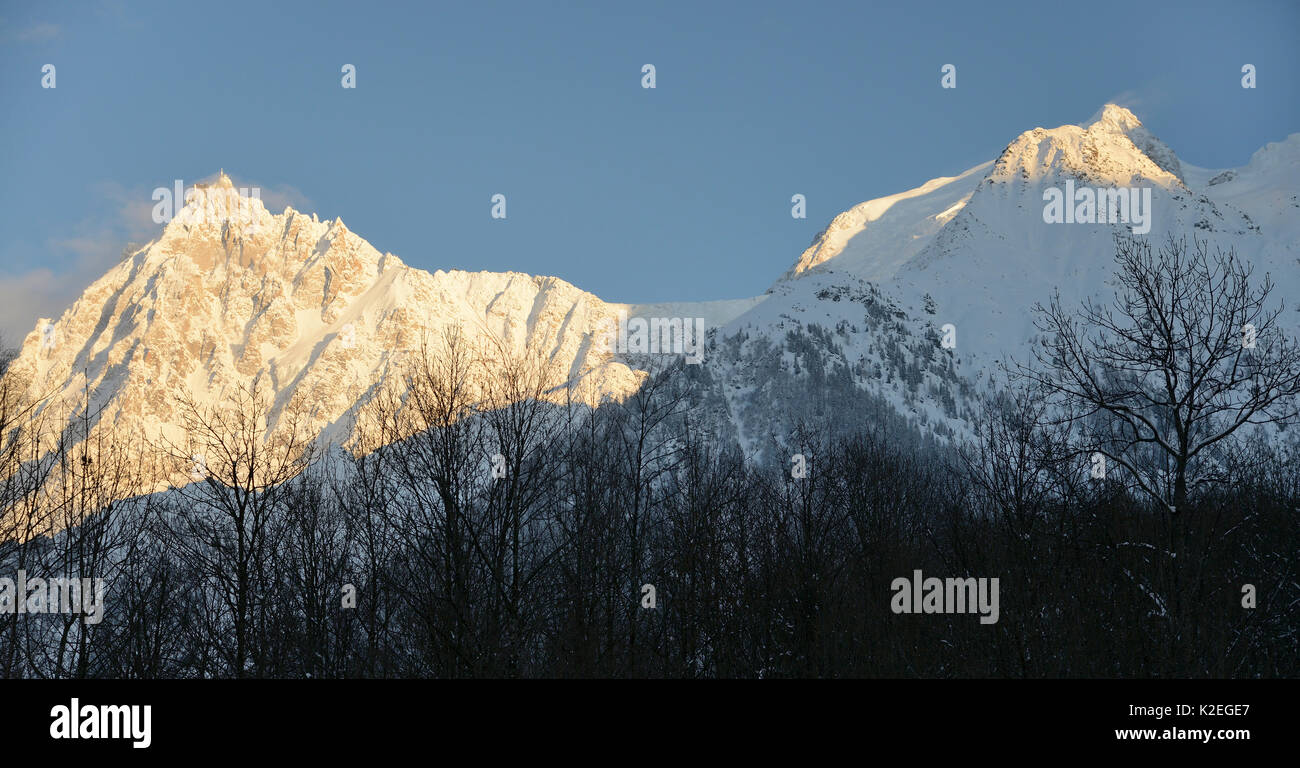 Mont Blanc e il Auguille du Midi al crepuscolo, Alta Savoia, Francia, febbraio 2013. Foto Stock