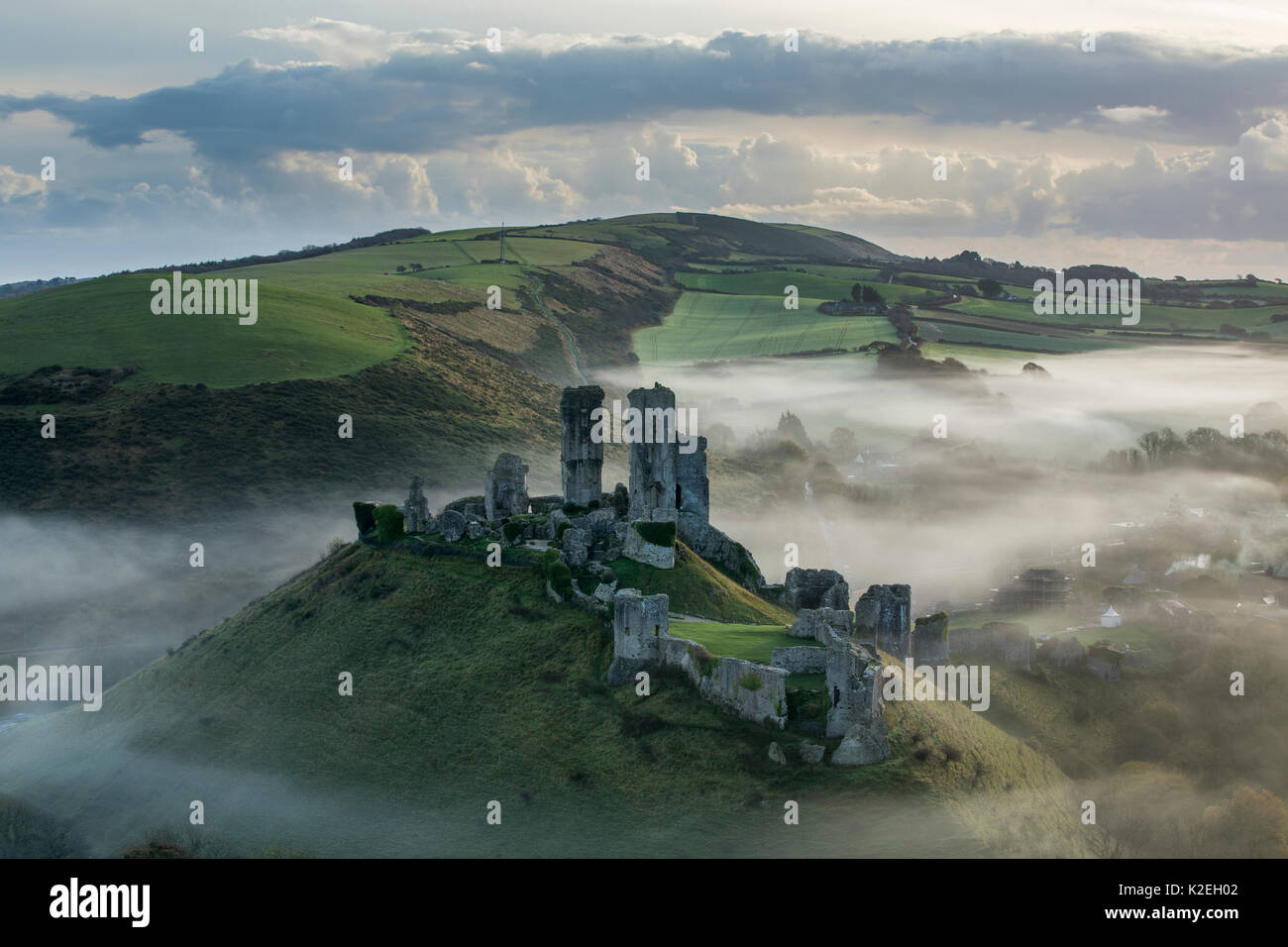 Corfe Castle nella nebbia, Corfe, Dorset, Regno Unito, novembre 2014. Foto Stock