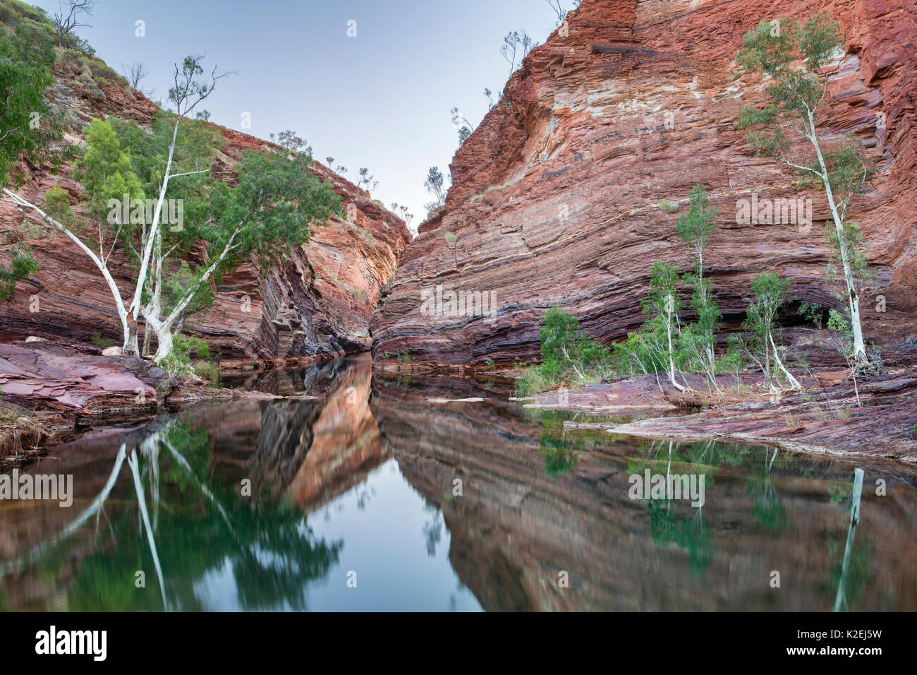 Scogliere con striature e fiume in Hamersley Gorge, Karijini National Park, Pilbarra, Western Australia, dicembre 2015. Foto Stock