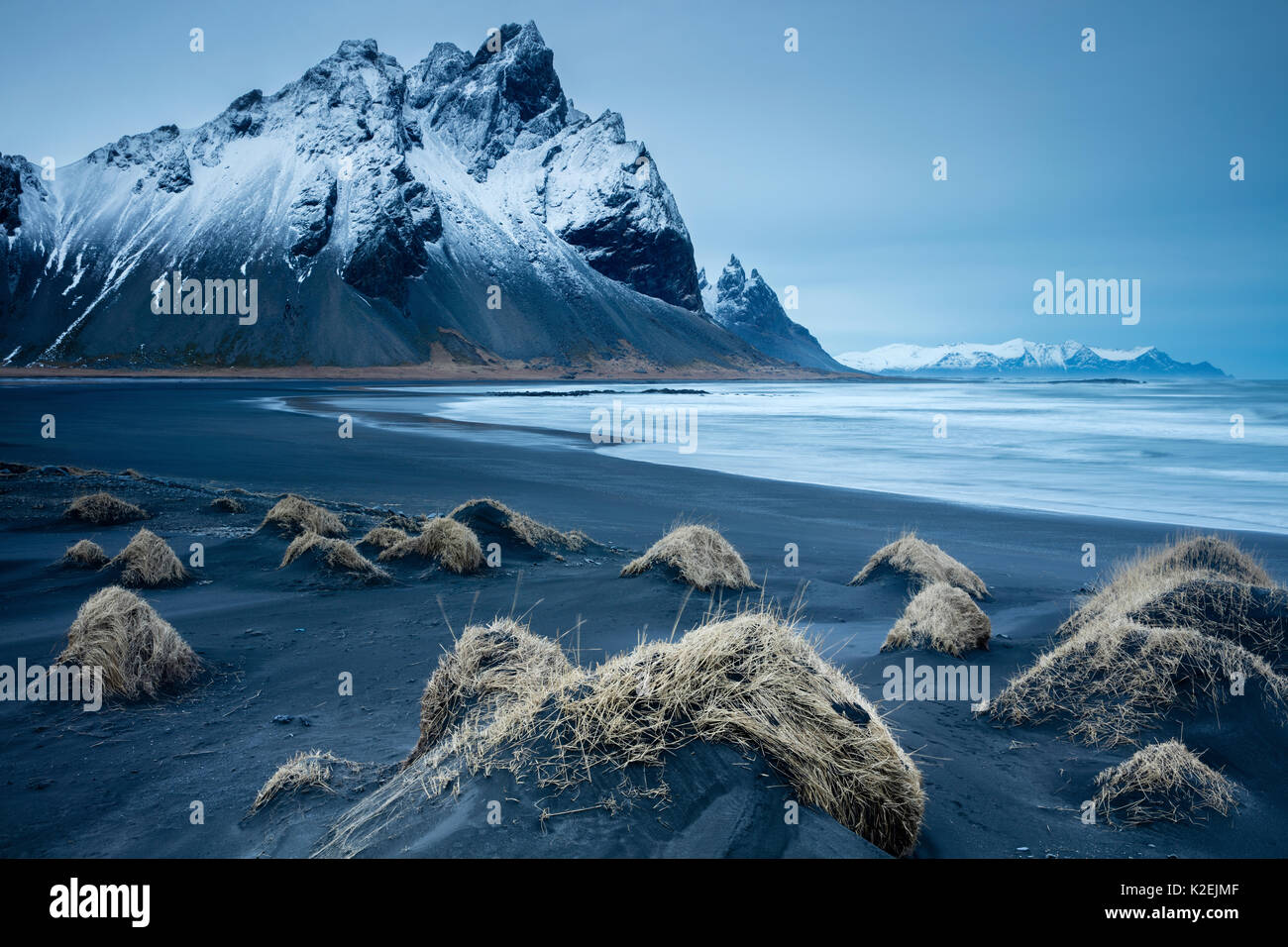 Nero dune di sabbia sulla penisola Stokksness, Islanda Orientale, Marzo. Foto Stock