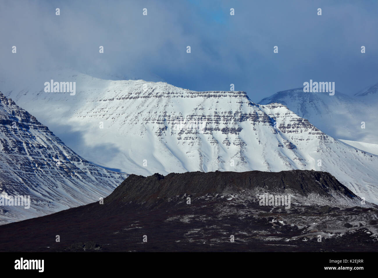 Eldborg cratere vulcanico con snowclad Hafursfell oltre, Penisola Snaefellsness, Islanda, marzo 2015, Foto Stock