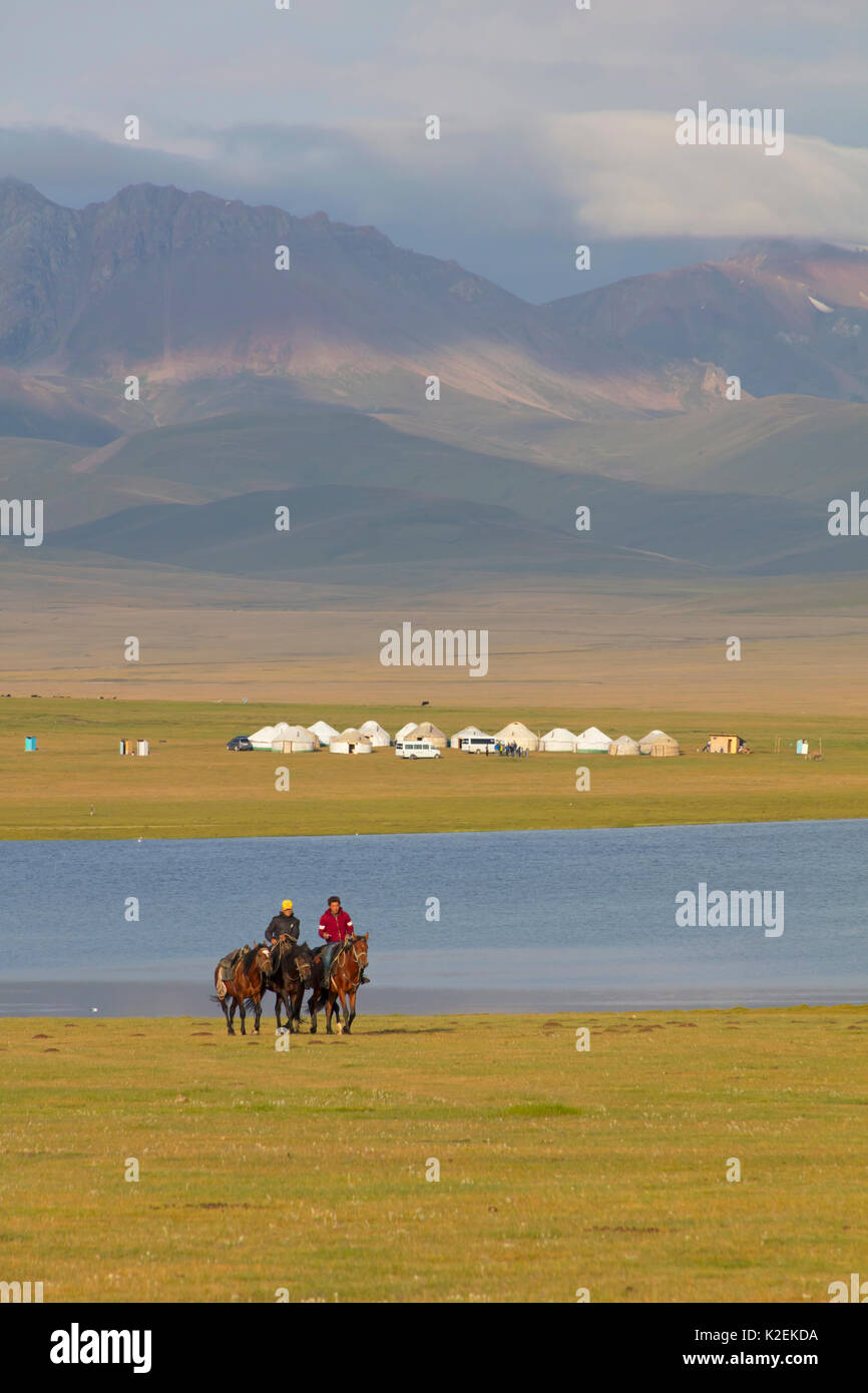 Cavalieri e yurta da Song Kul Lago, Kirghizistan. Agosto 2016. Foto Stock