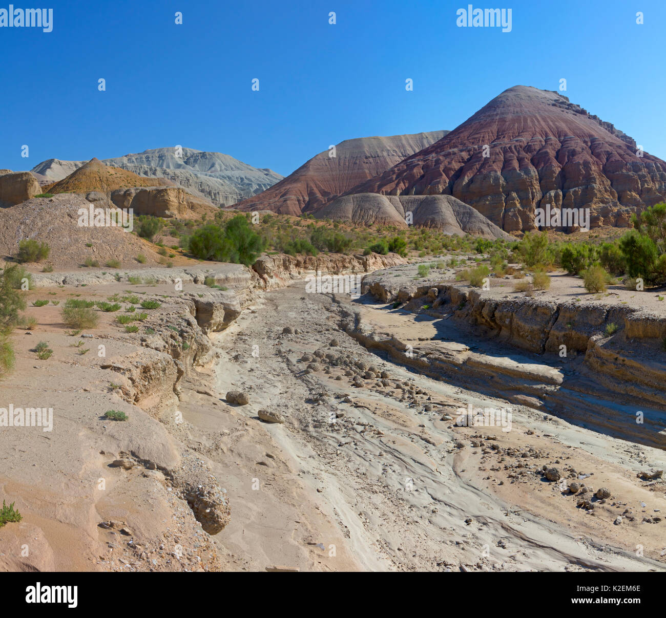 Paesaggio di montagna e il letto asciutto del fiume ad Aktau montagne, Altyn Emel Parco Nazionale. Il Kazakistan. Foto Stock