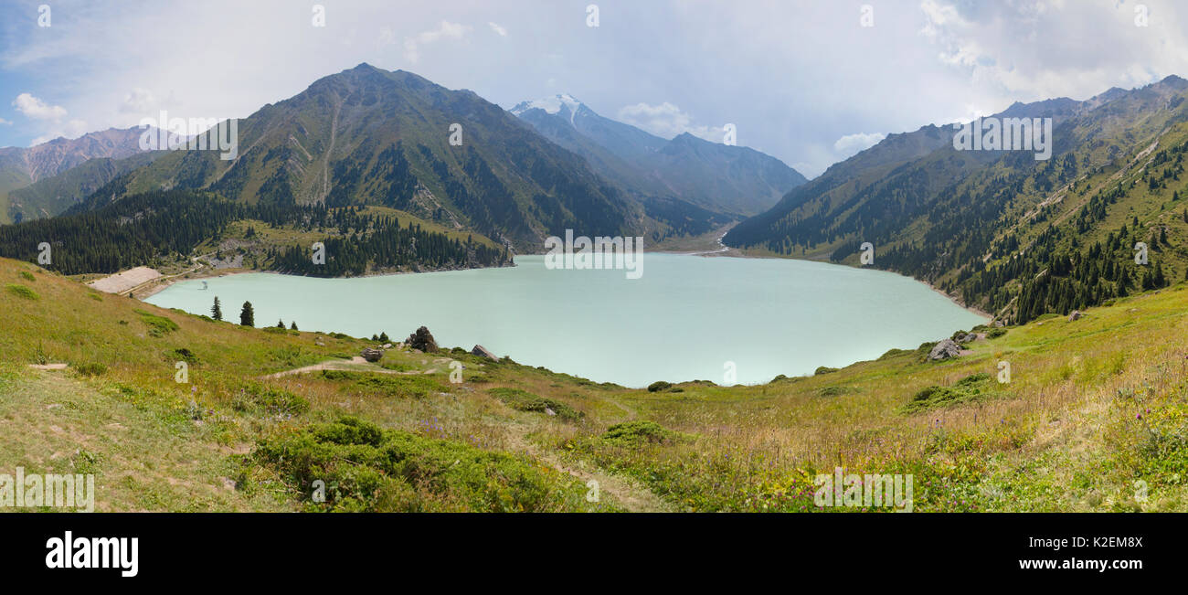 Almaty Lago Vista panoramica, Kazakistan. Agosto 2016. Foto Stock