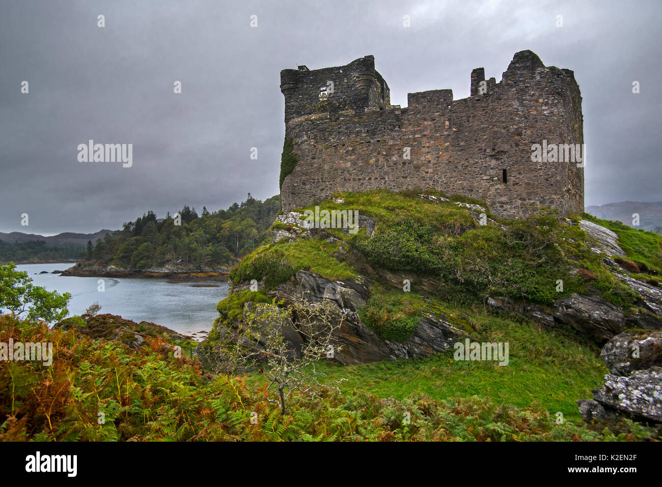 Castello Tioram sull'isola di marea Eilean Tioram in Loch Moidart, Lochaber, Highlands scozzesi, Scozia, Settembre 2016 Foto Stock