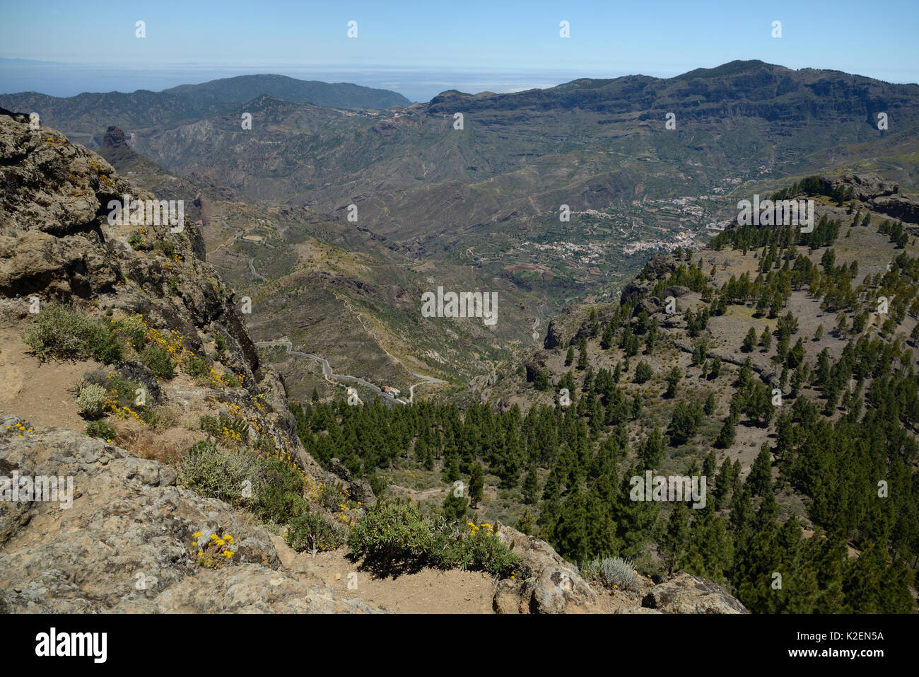 Vista su antico paesaggio vulcanico della Caldera de Tejeda da Roque Nublo a Tejeda. Gran Canaria Riserva della Biosfera dall'UNESCO, Gran Canaria Isole Canarie. Giugno. Maggio 2016. Foto Stock