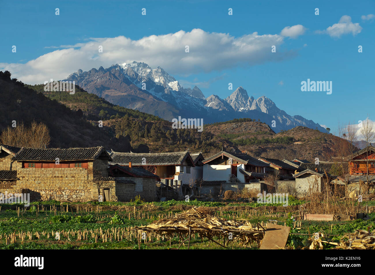 Paesaggio del villaggio e sulle montagne dal vicino lago Lashihai, Lijiang, nella provincia dello Yunnan in Cina. Gennaio 2012 Foto Stock