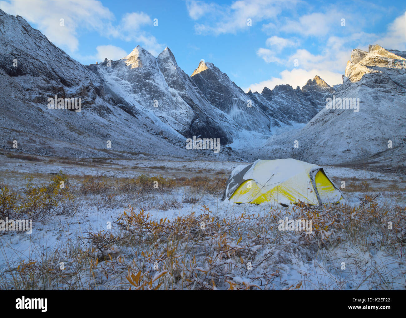 Tenda ricoperta di neve sotto i picchi di picchi Arrigetch, Brooks Range, cancelli dell'Artico National Park, Alaska, USA, settembre 2014. Foto Stock