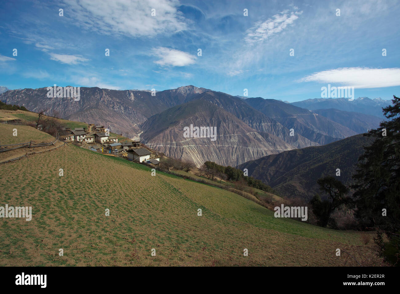 Villaggio sul versante Kawakarpo montagna, meri Snow Mountain National Park, nella provincia dello Yunnan in Cina, Gennaio 2014. Foto Stock