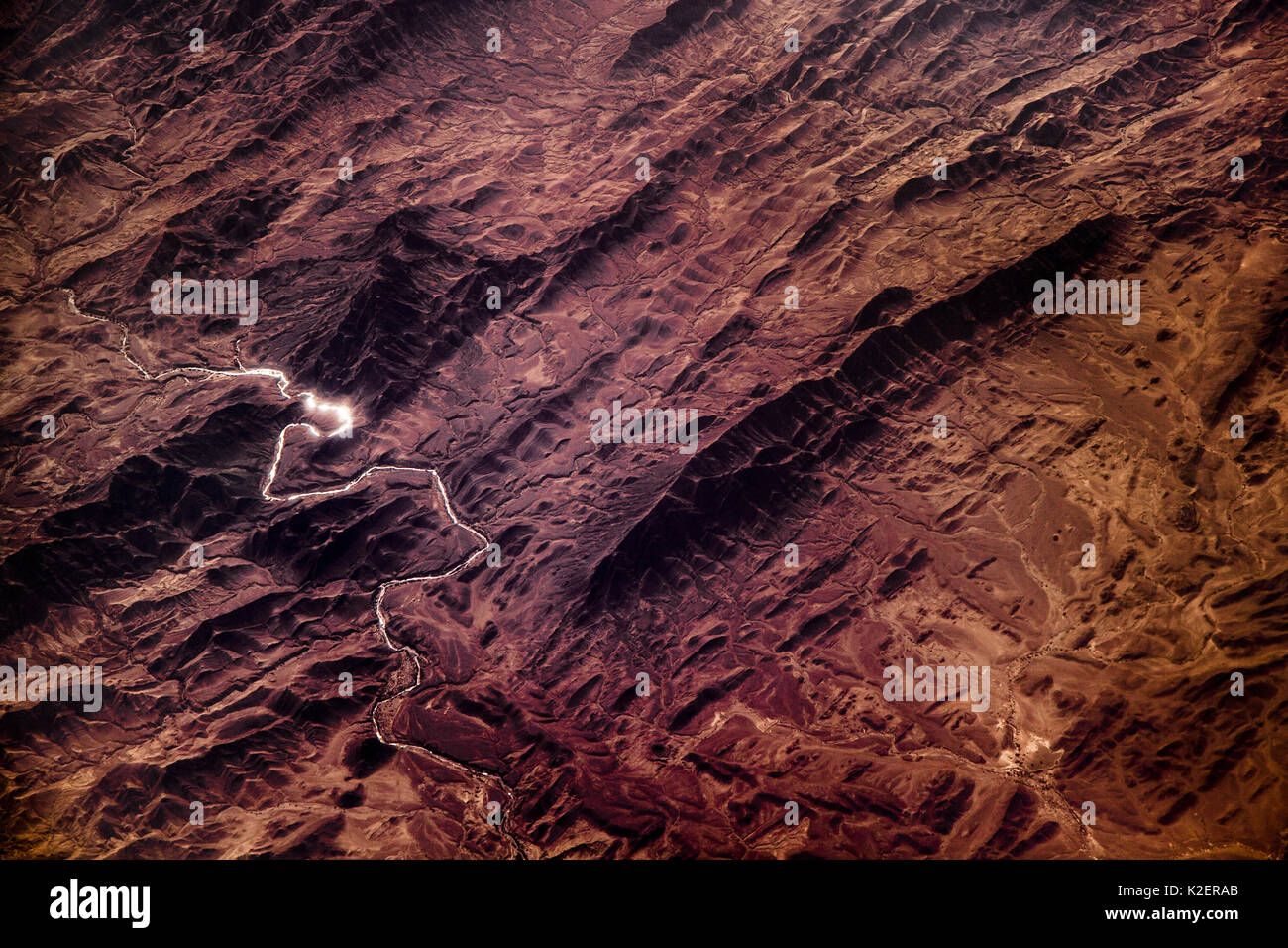 Vista dal piano di montagne, Gowargo Tehsi, a sud-ovest del Pakistan, Dicembre. Post lavorare per aumentare il contrasto e la nitidezza per compensare la nebulosità atmosferica. Foto Stock