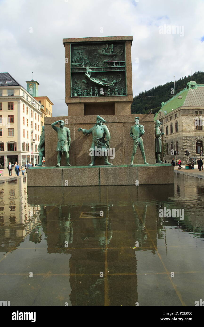 Sjomannsmonumentet, del marinaio monumento, da Dyre Vaa 1950, Torgallmenningen, Bergen, Norvegia Foto Stock