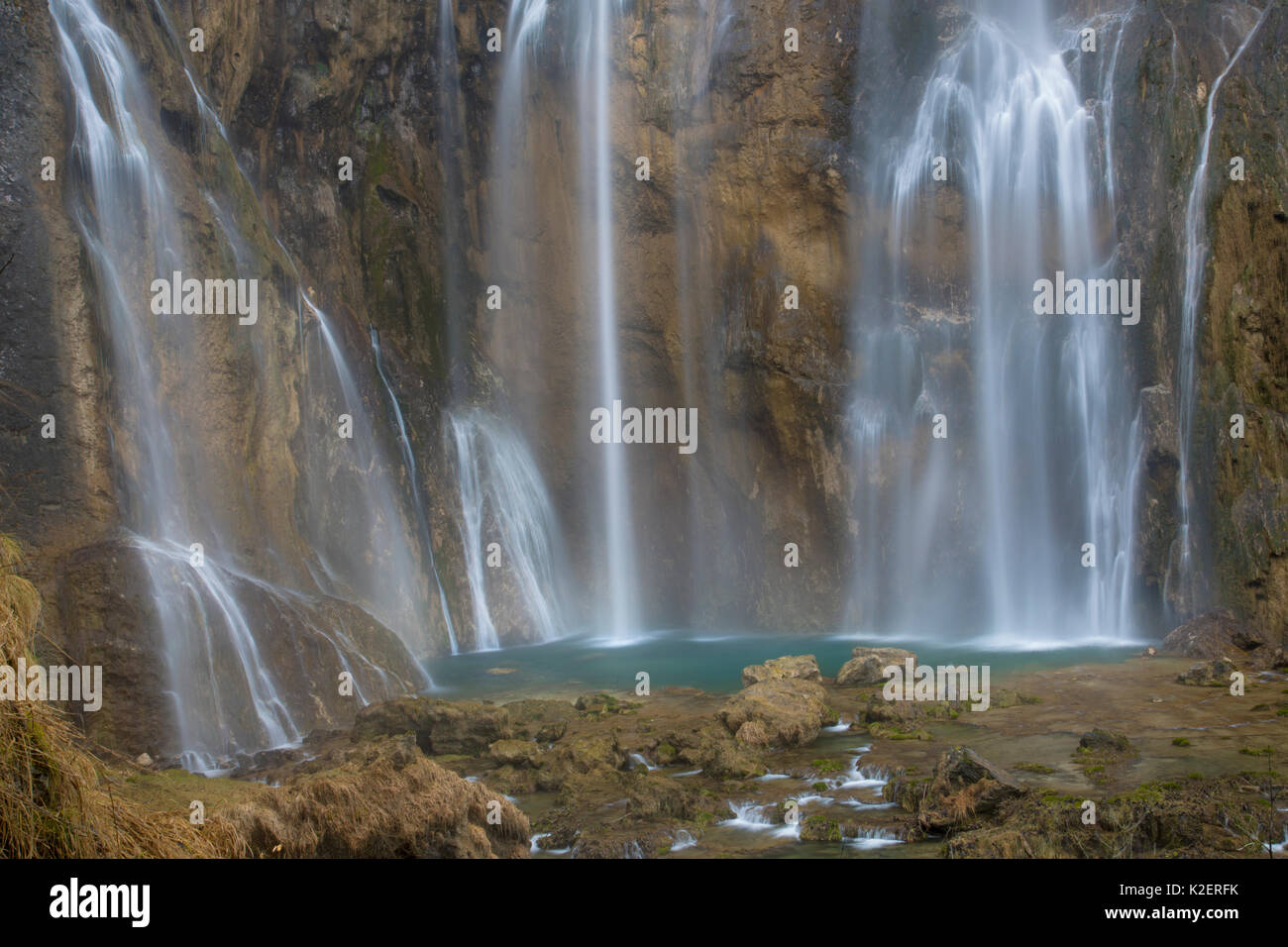 78 metro alto Grand cascata (Veliki slap), il Parco Nazionale dei Laghi di Plitvice, Croazia. Gennaio. Foto Stock