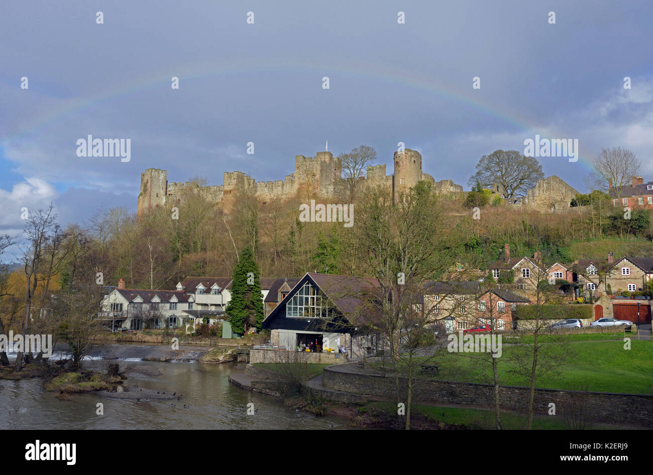 Rainbow su Ludlow Castle e Ludlow Mill, Shropshire, Inghilterra. Febbraio 2014. Foto Stock