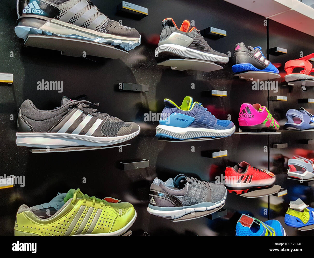 Nowy Sacz, Polonia - Agosto 12, 2017: collezione di moda Adidas calzature  sportive offerte in vendita nel negozio adidas. La Adidas AG è un tedesco  multinaitiona Foto stock - Alamy