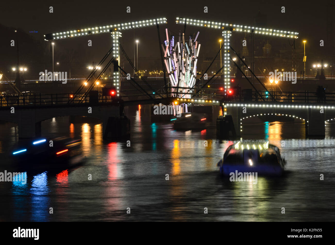 Ponte levatoio di notte, Amsterdam, Paesi Bassi Foto Stock