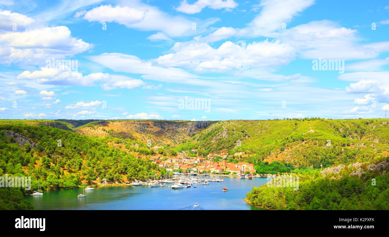 Vista panoramica della città di Skradin e fiume Krka in Croazia Foto Stock