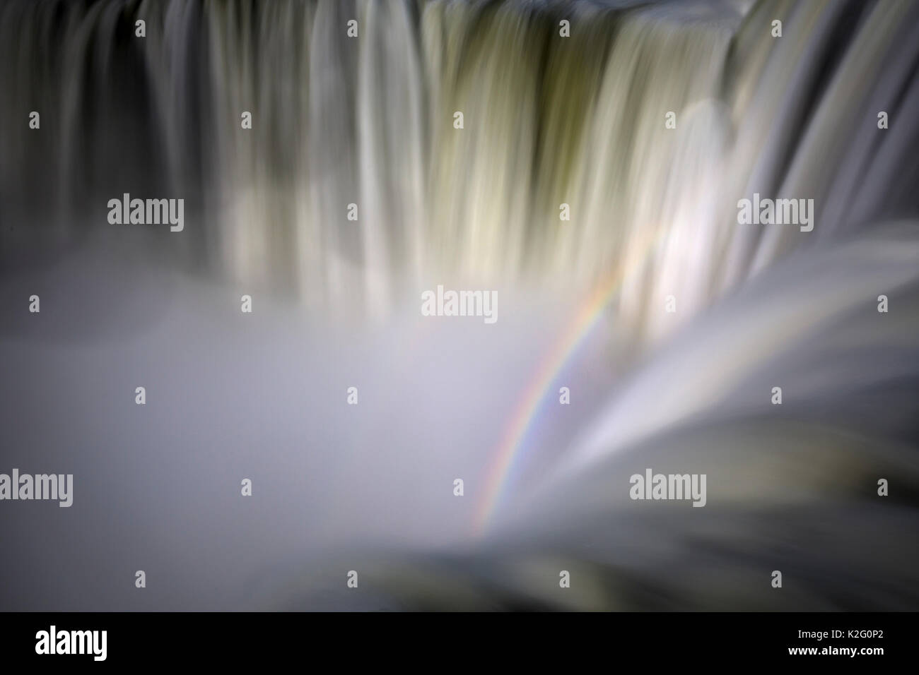 Rainbow dentro la Garganta do diablo, cascate di Iguazù dall'Argentino, Argentina del Nord e Sud America Foto Stock