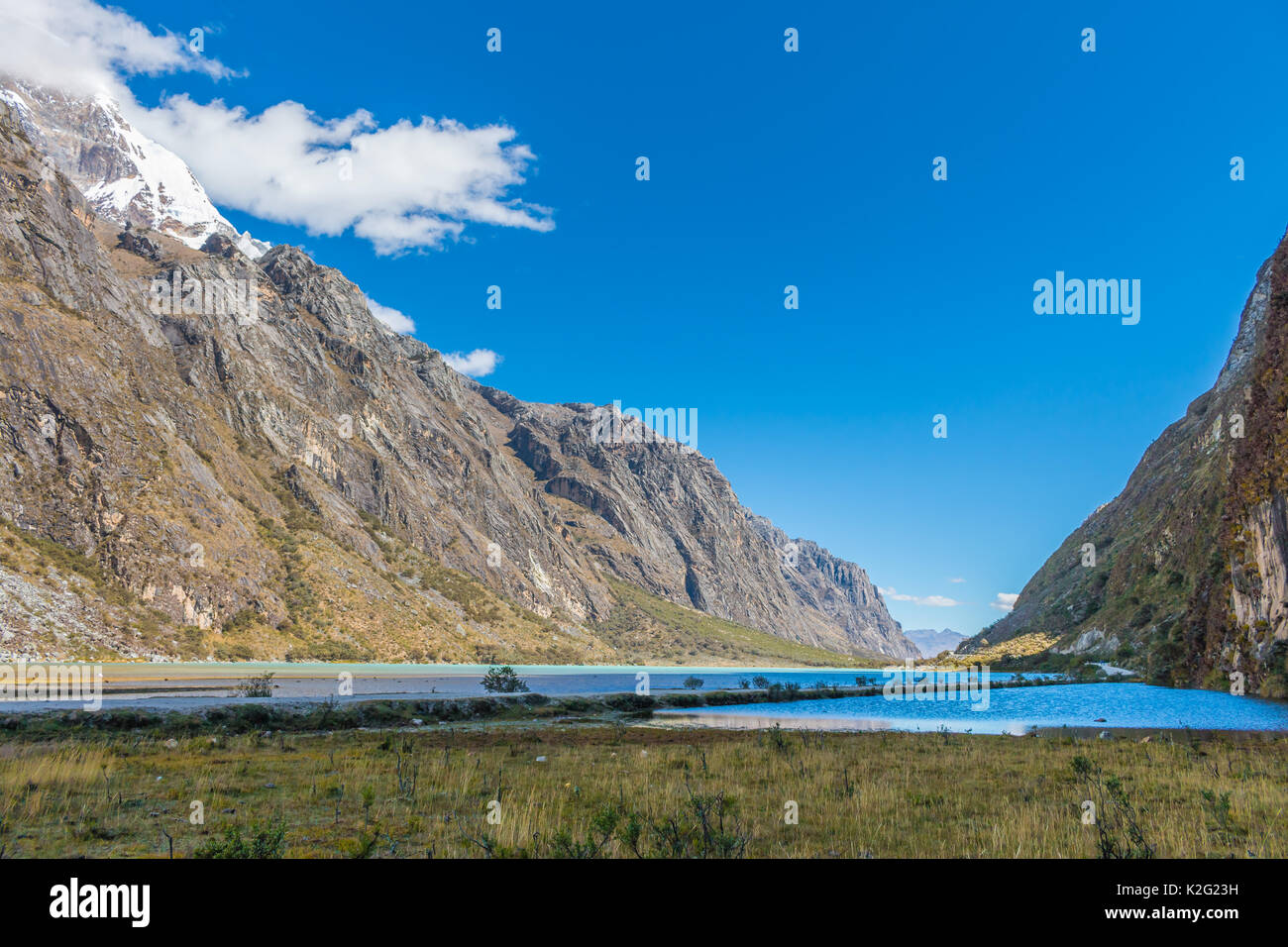 Vista del lago oroncocha nelle montagne delle Ande del Perù Foto Stock