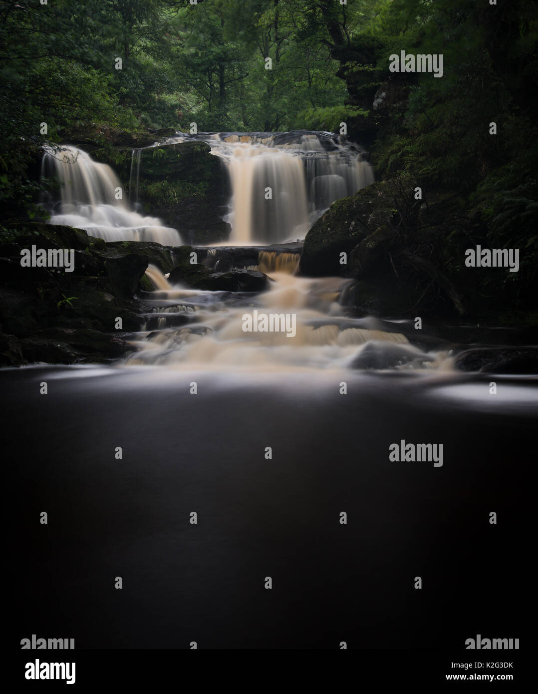 Cascata vicino a Goathland nel North Yorkshire Moors. Lunga esposizione. Foto Stock