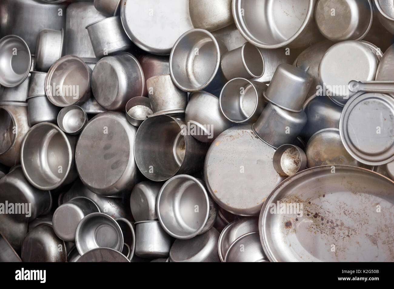 Pentole smaltate e coppe fabbricate nella sentenza Schindler's Factory durante la Guerra Mondiale 2, Cracovia in Polonia Foto Stock