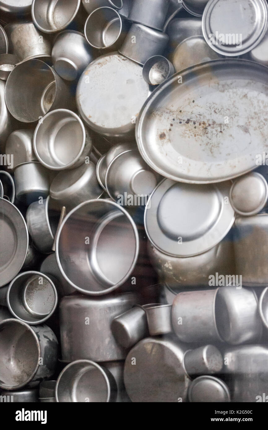 Pentole smaltate e coppe fabbricate nella sentenza Schindler's Factory durante la Guerra Mondiale 2, Cracovia in Polonia Foto Stock