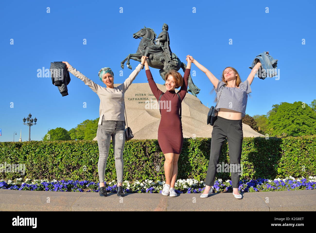 Bellissima femmina turisti gioire sullo sfondo del monumento il cavaliere di bronzo Foto Stock