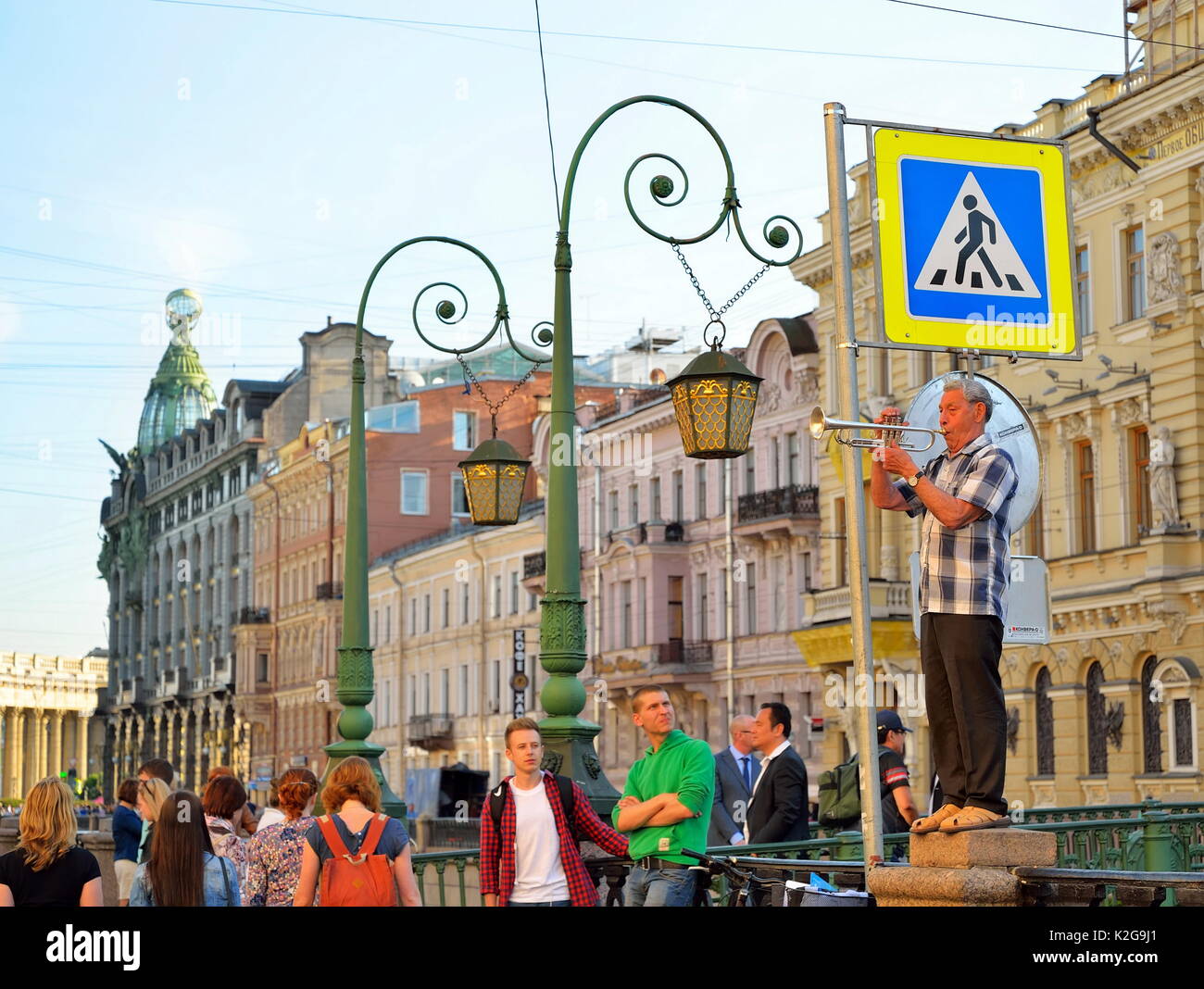 ST.PETERSBURG, Russia - JUNY 16, 2017: Street trumpeter gioca permanente sulla recinzione di canale Griboedov quay Foto Stock