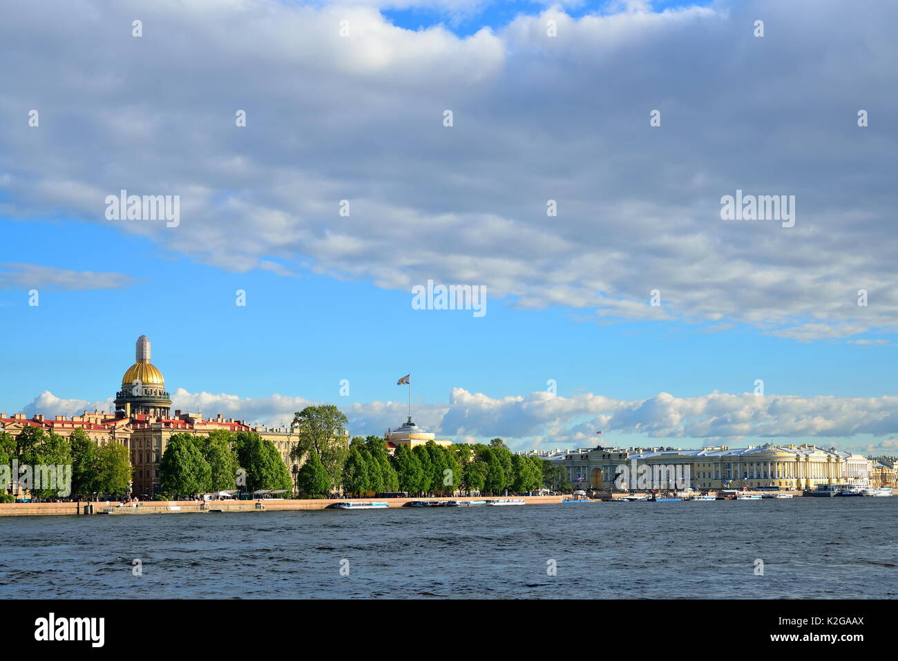 Vista sull'Admiralty Embankment e San Isaac in estate a San Pietroburgo Foto Stock