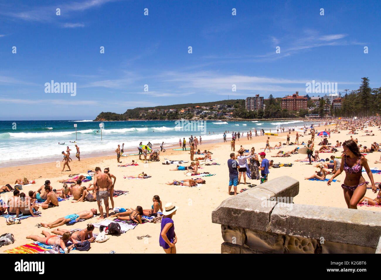 Manly Beach, Sydney, Australia su occupato, giornata di sole. Foto Stock