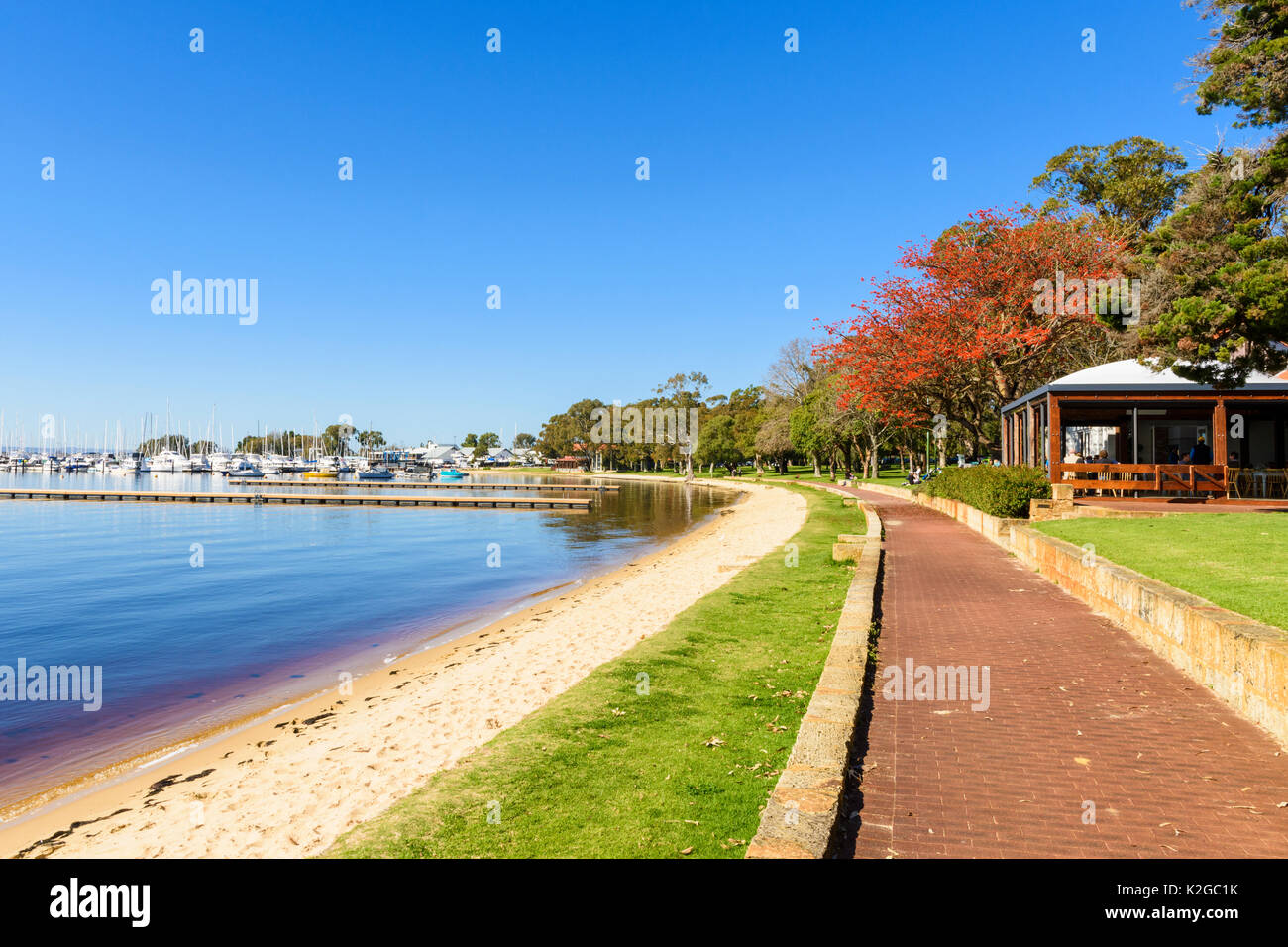 Percorso lungo il fiume e la spiaggia lungo la baia di Matilda riserva sul Fiume Swan a Crawley, Perth, Western Australia Foto Stock