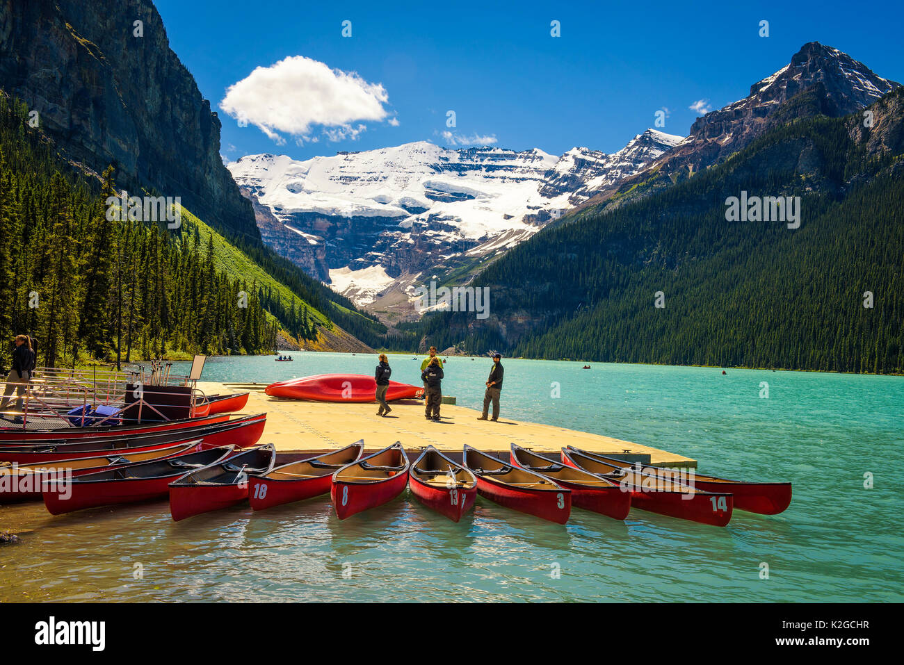 Il Lago Louise, Alberta, Canada - 27 Giugno 2017 : canoe e persone su un molo al Lago Louise nel Parco Nazionale di Banff, Alberta, Canada, con Victoria Gla Foto Stock