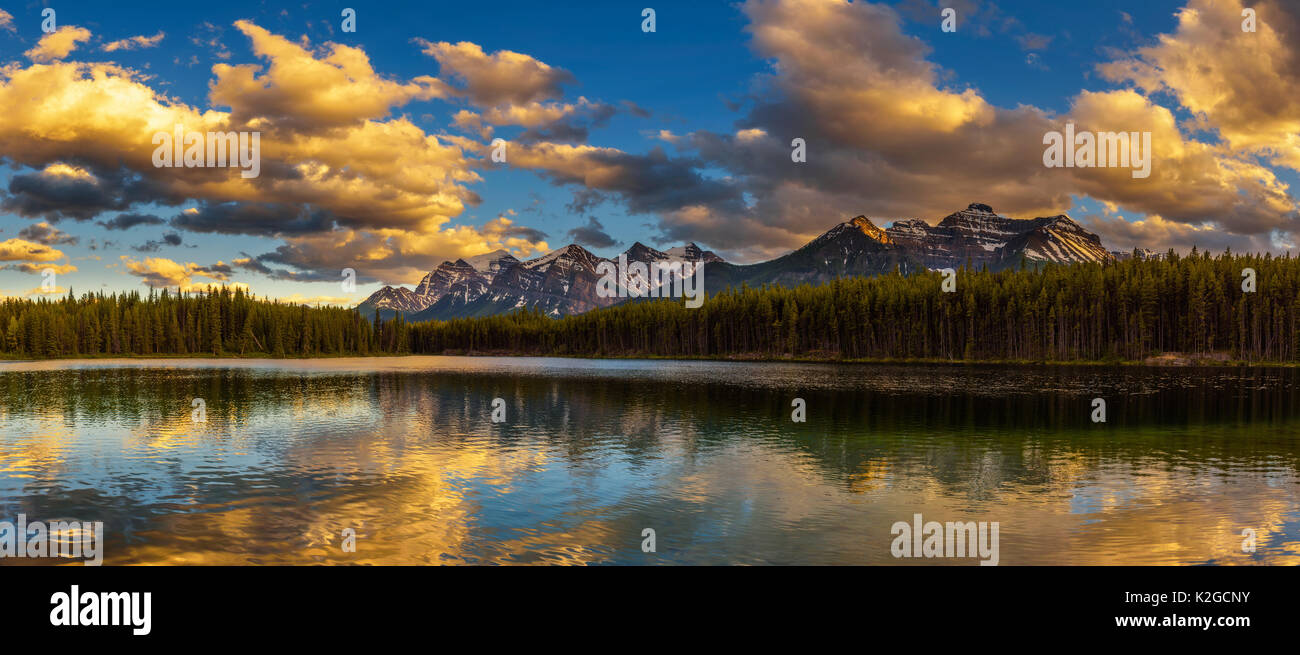 Panorama al tramonto di Herbert lago lungo la strada dell'Icefields Parkway nel Parco Nazionale di Banff, Alberta, Canada. Foto Stock
