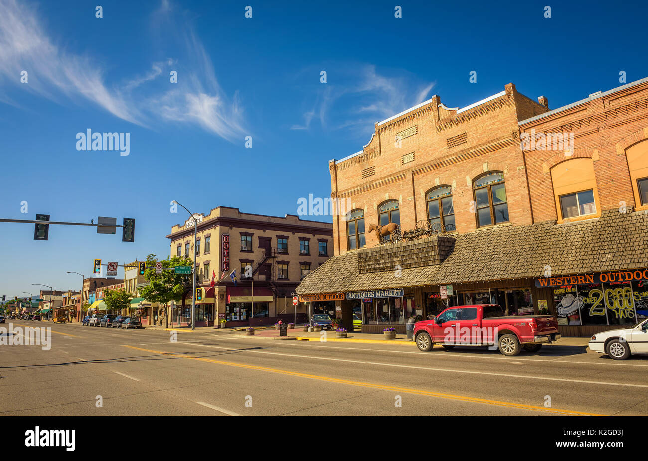 Scenic street view con negozi e alberghi a Kalispell. Kalispell è il gateway per il Glacier National Park. Foto Stock