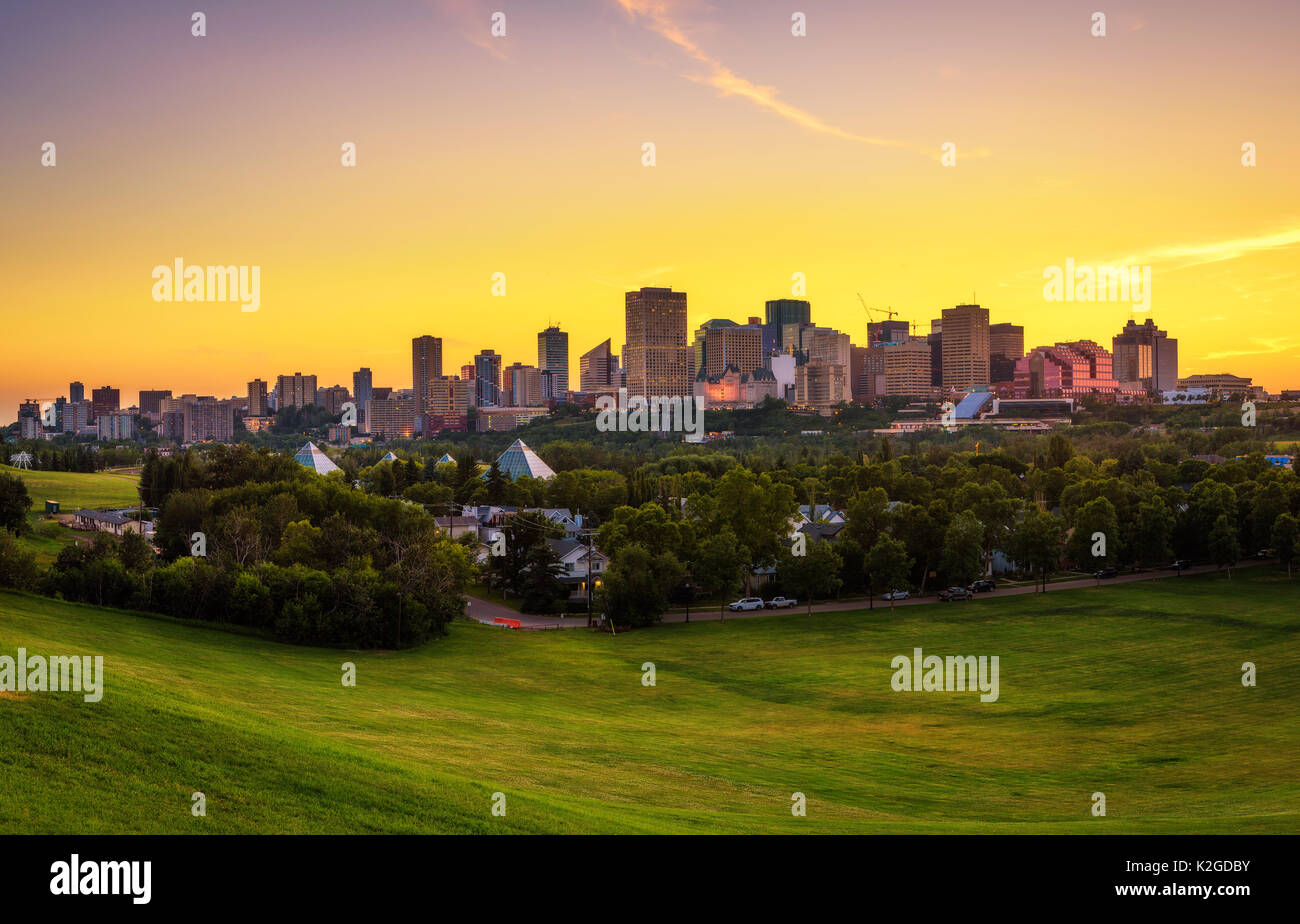 Il tramonto sopra il centro di Edmonton, Alberta, Canada. Foto Stock