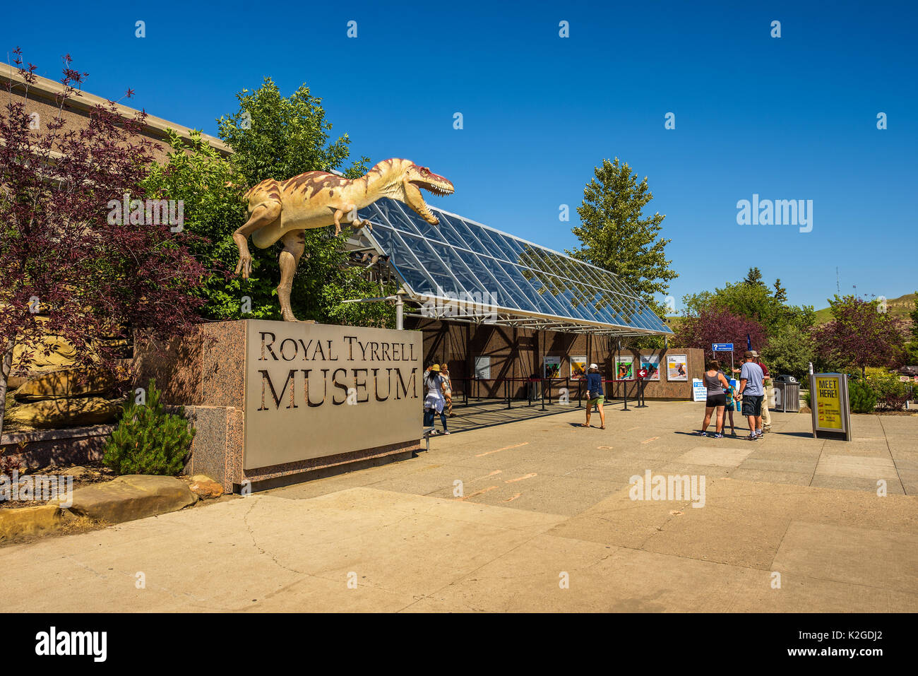 Visitatori presso l'entrata frontale del Royal Tyrrell Museo di Paleontologia in Alberta Foto Stock