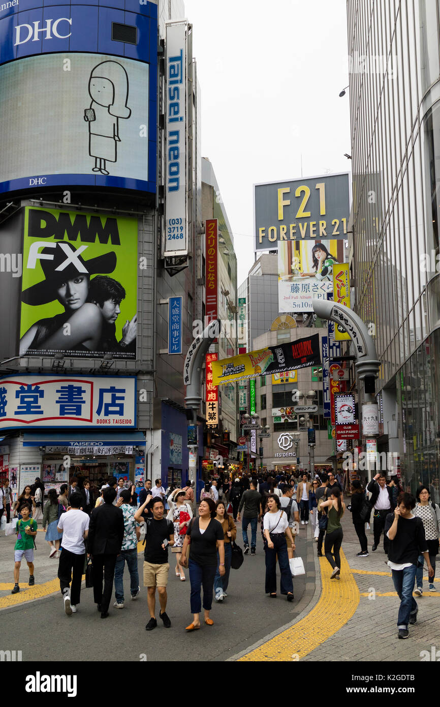 Tokyo, Giappone - 12 Maggio 2017: pedoni e pubblicità segni in Shibuya shopping street Foto Stock