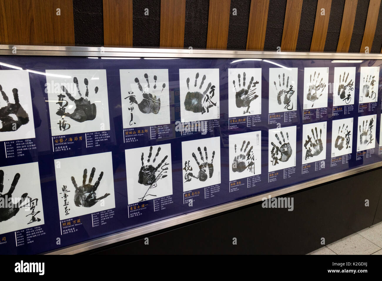 Tokyo, Giappone - 13 Maggio 2017: famosi lottatori di sumo handprints visualizzati in Sumida stazione ferroviaria Foto Stock