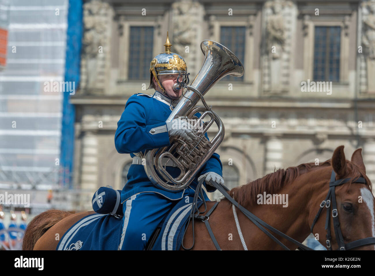 Il bagnino dragoni presso il cambiamento delle protezioni presso il Castello Reale di Stoccolma, Svezia. Essi sono tutti indossano uniformi storiche. Foto Stock