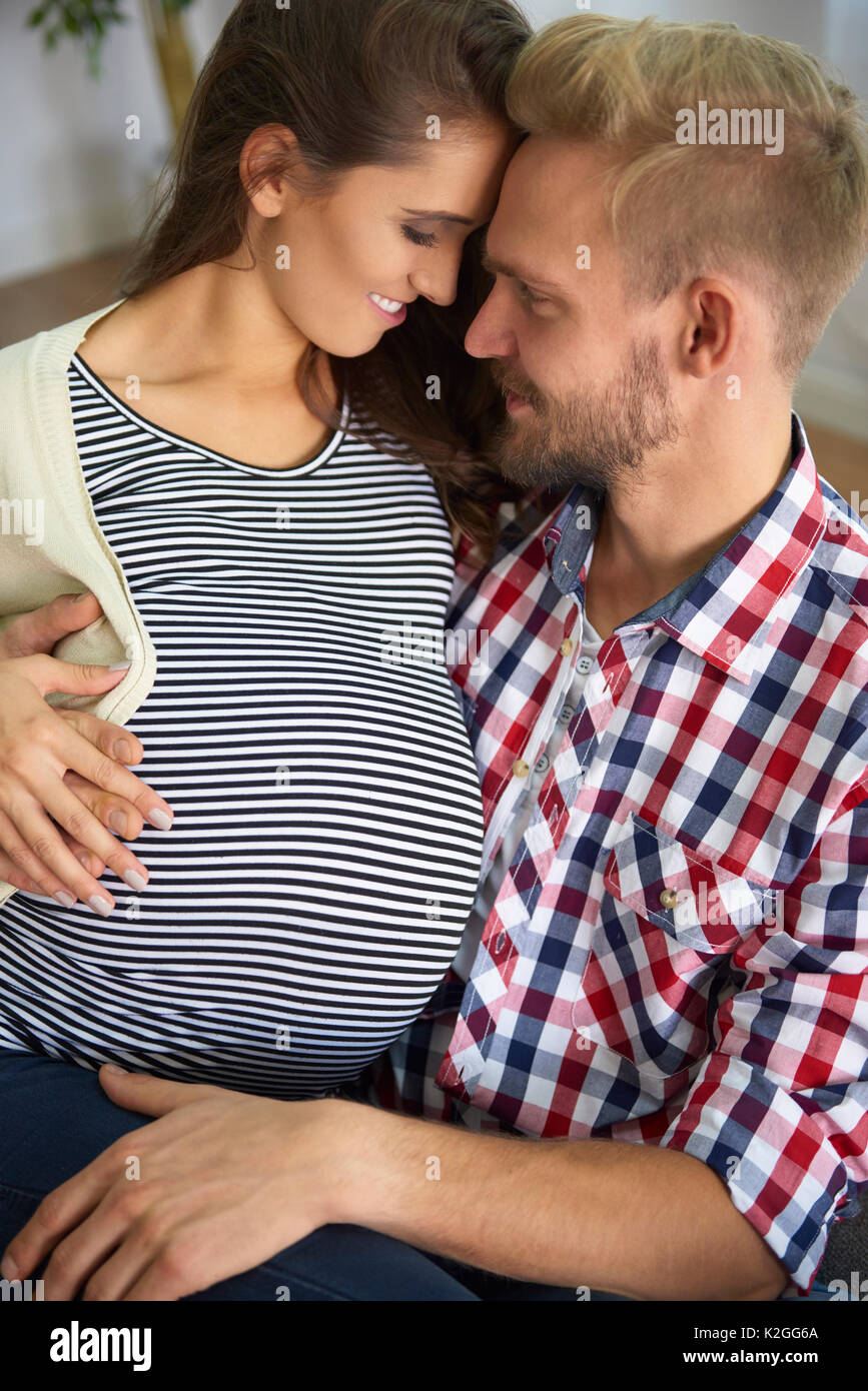 I futuri genitori nel soggiorno Foto Stock